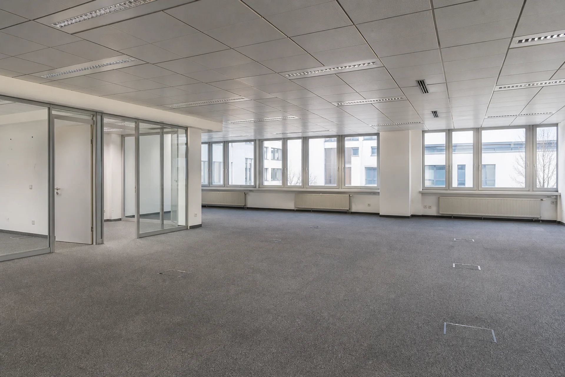 Vorher: Leerstehende Bürofläche vor und nach flexibler gewerblicher Inszenierung