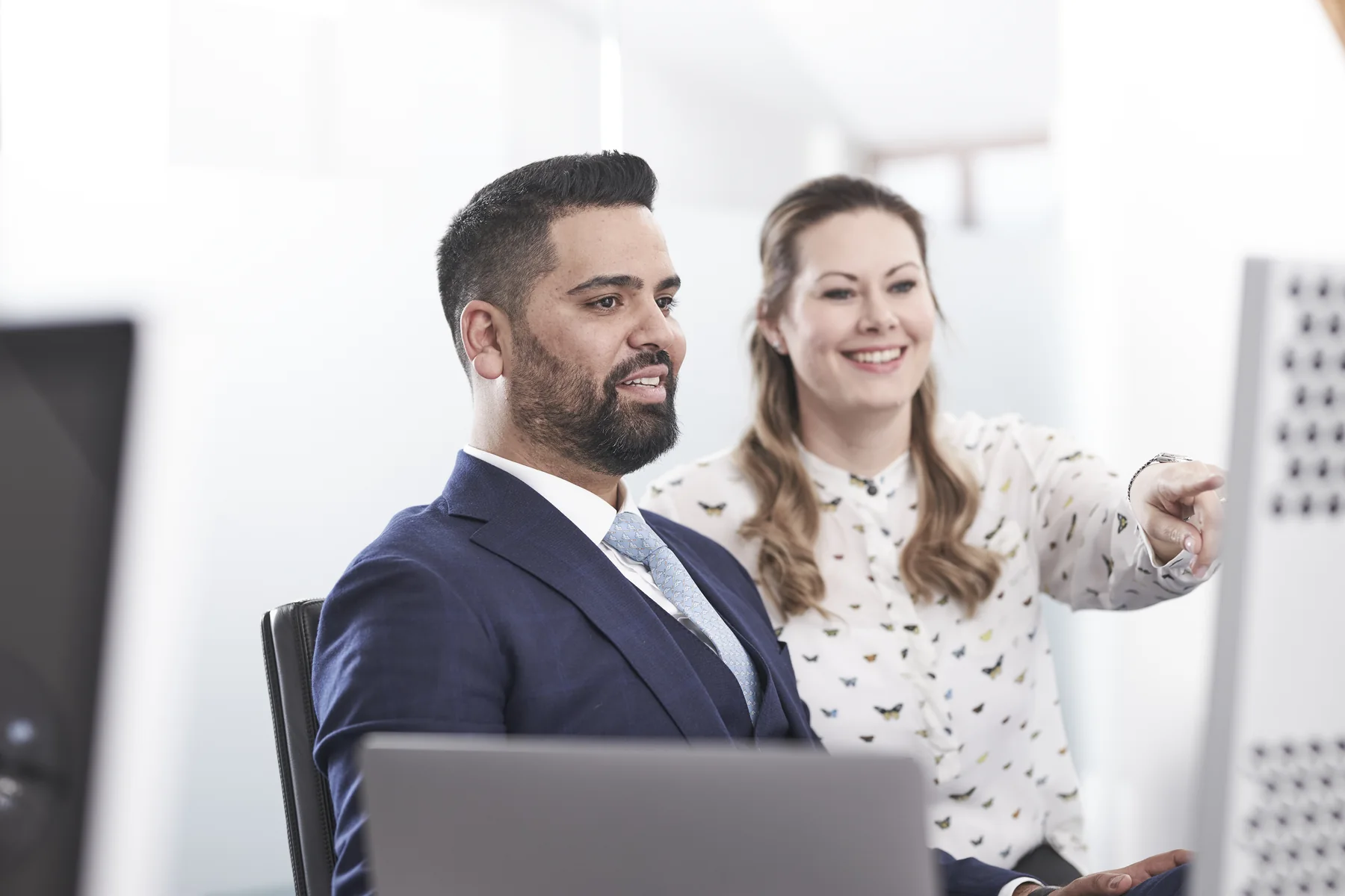 Gemeinsame Arbeit an einer Immobilienpräsentation