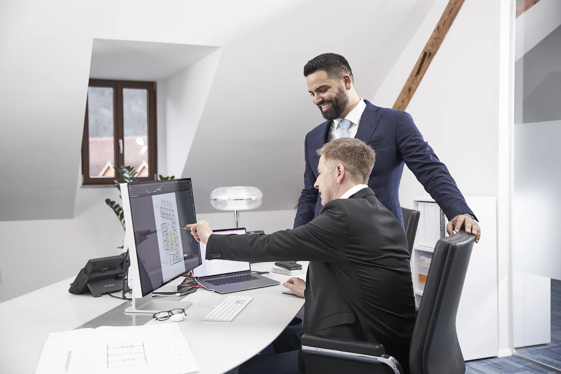 Persönlicher Austausch bei TETIK am gemeinsamen Arbeitsplatz