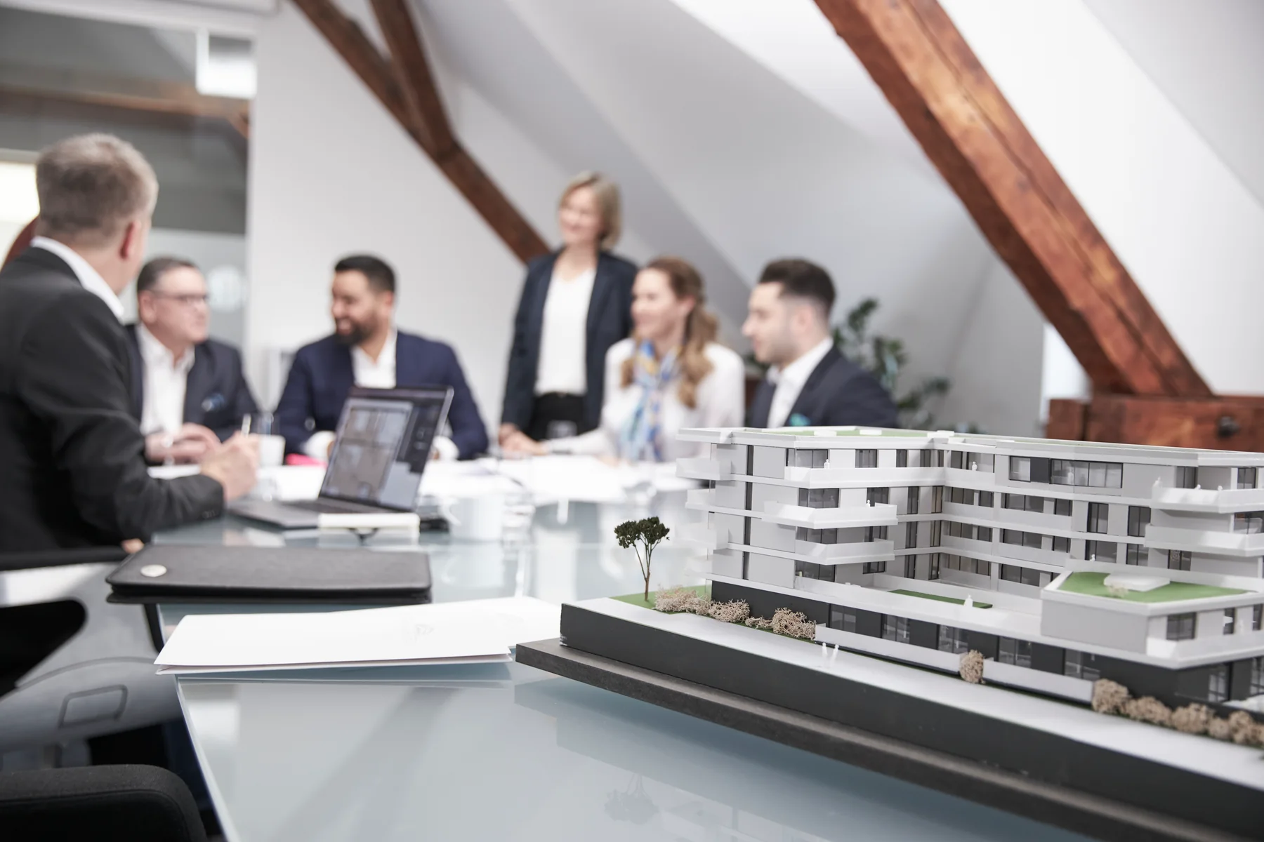 TETIK-Team bei einer Projektbesprechung mit Architekturmodell