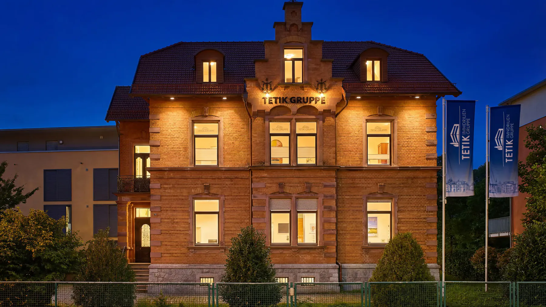 Beleuchtete Villa Eglau in Waldkirch bei Nacht