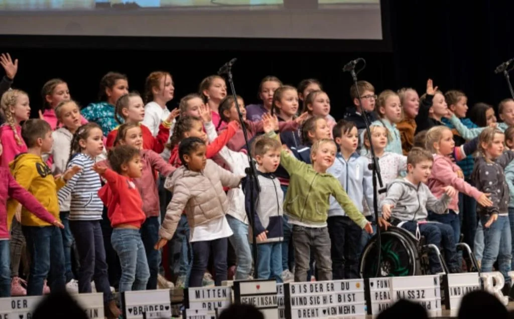 Kinder der inklusiven Musicalgruppe MakeItCount bei einem Bühnenauftritt