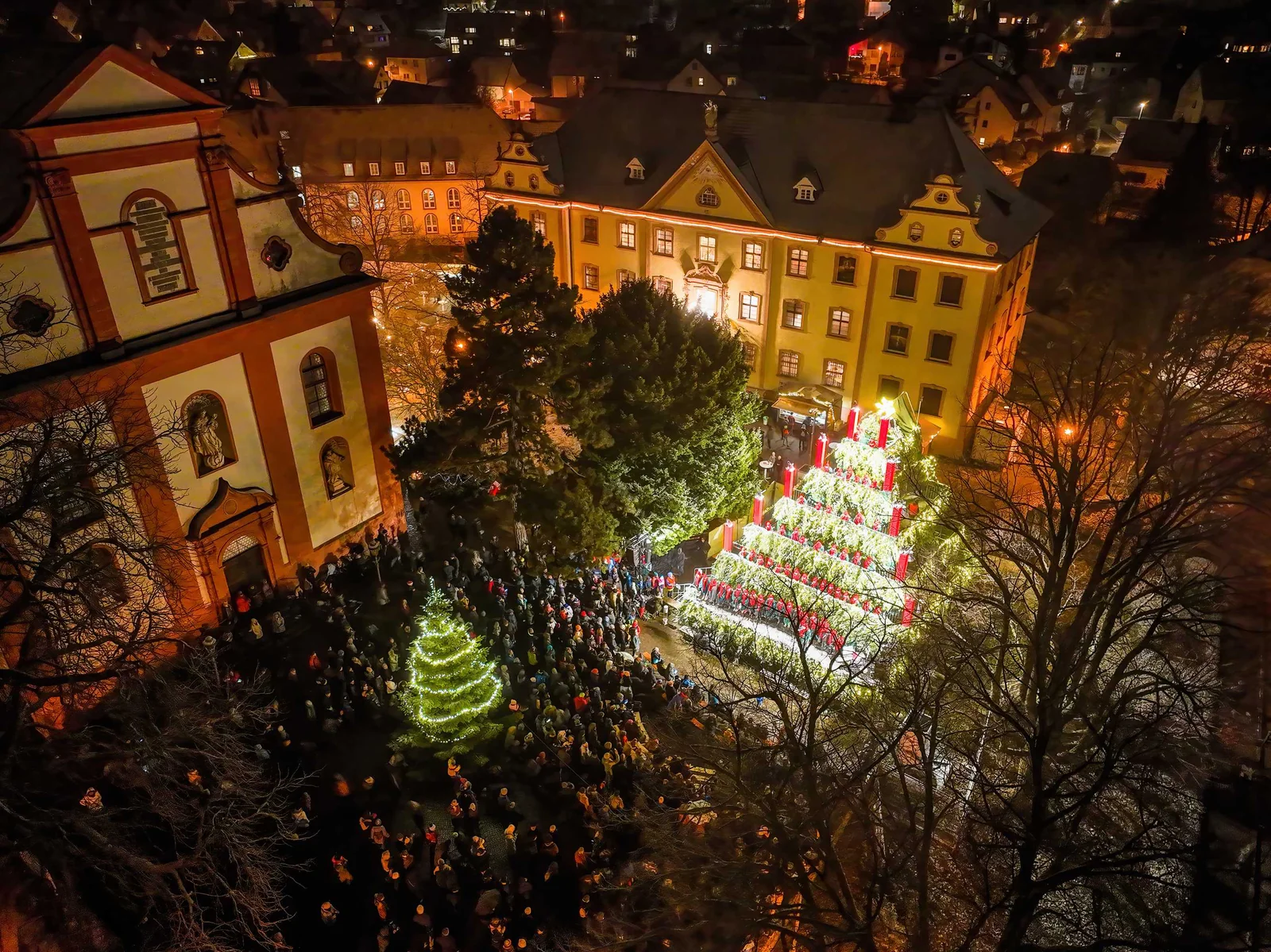 Singender Weihnachtsbaum mit Chor und Publikum vor dem Elztalmuseum in Waldkirch
