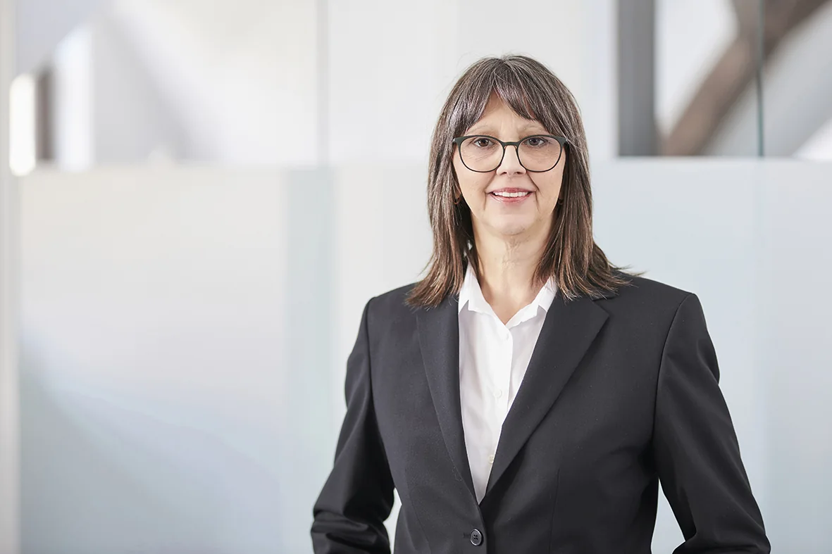 Barbara Kreidl in der Buchhaltung der TETIK Gruppe