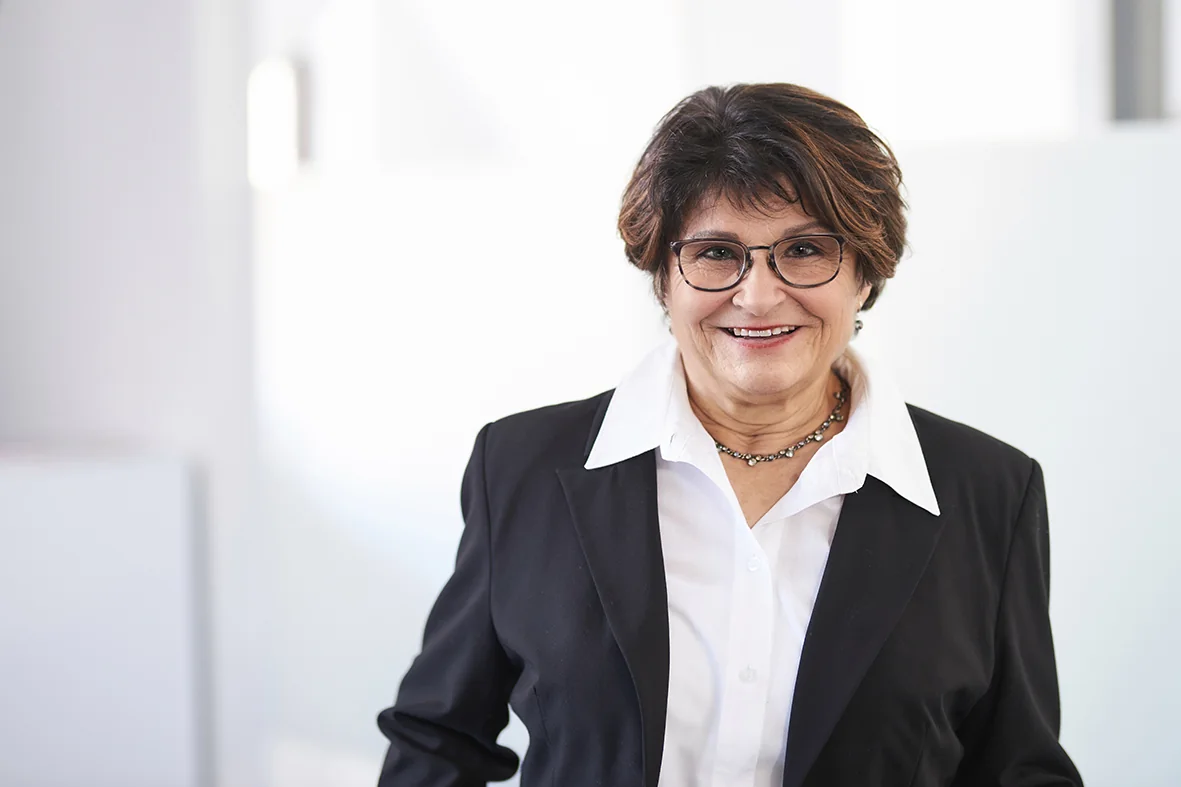 Gabriela Kahl im Backoffice von TETIK