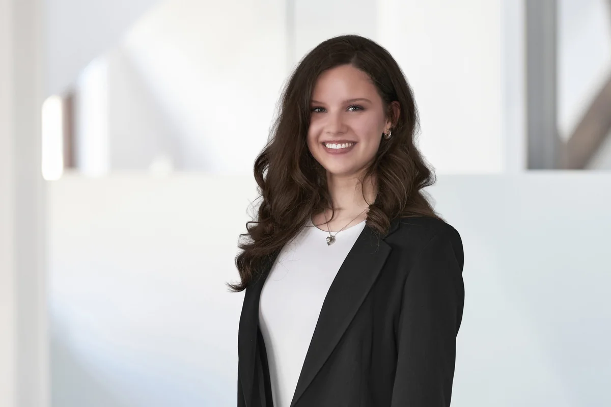 Ilka Schillinger im Backoffice von TETIK