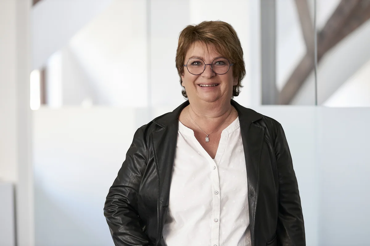 Ursula Schätzle im Backoffice von TETIK