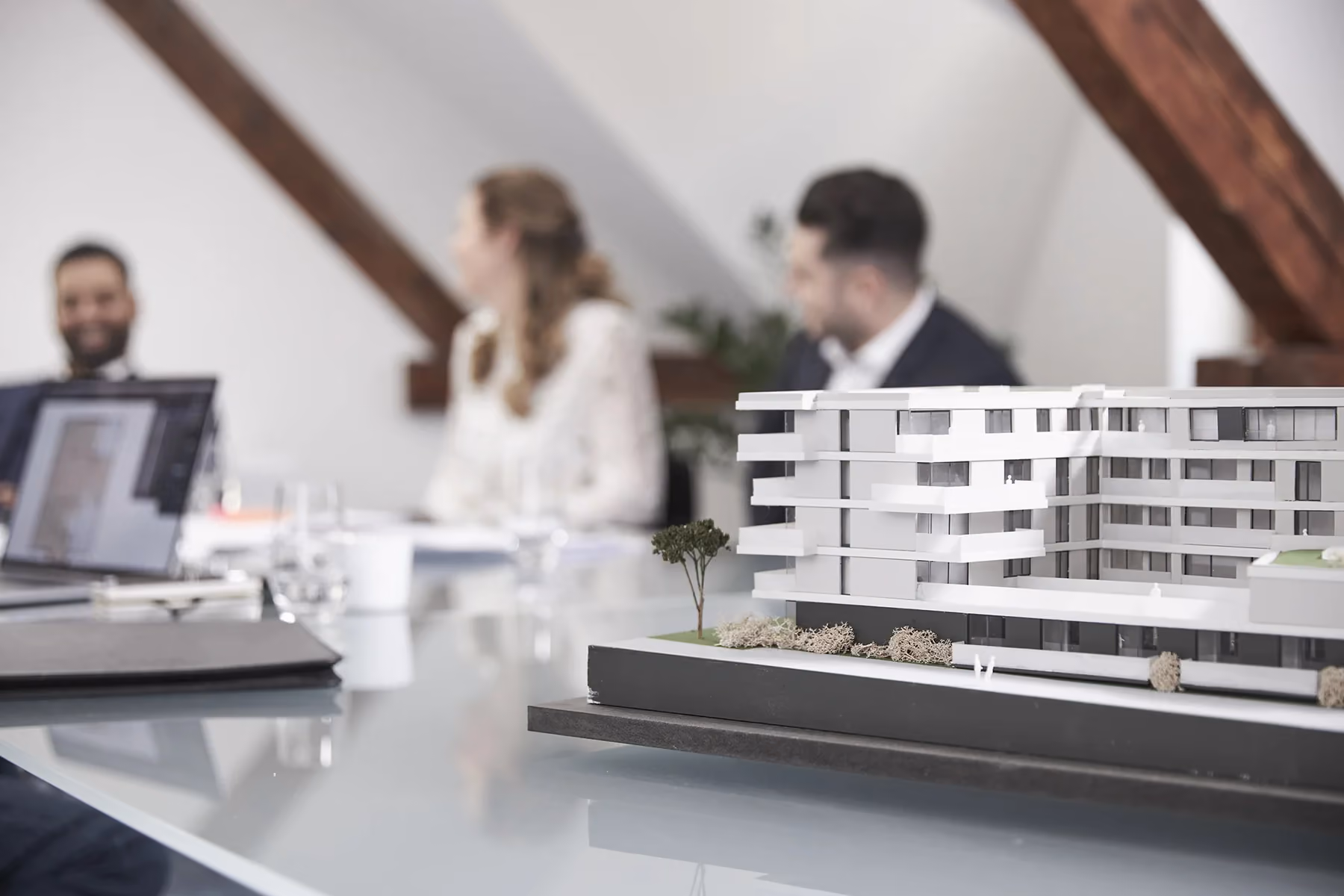 Architekturmodell eines Mehrfamilienhauses bei einer Projektbesprechung bei TETIK