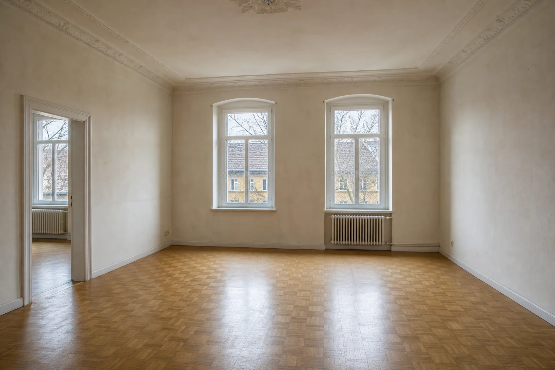 Vorher: Freie Altbauwohnung in einem Mehrfamilienhaus vor und nach gezielter Verkaufsvorbereitung