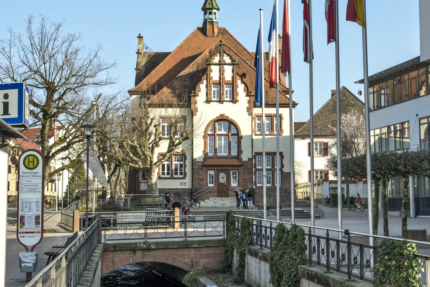 Denzlinger Rathaus an der Hauptstraße und dem Dorfbach