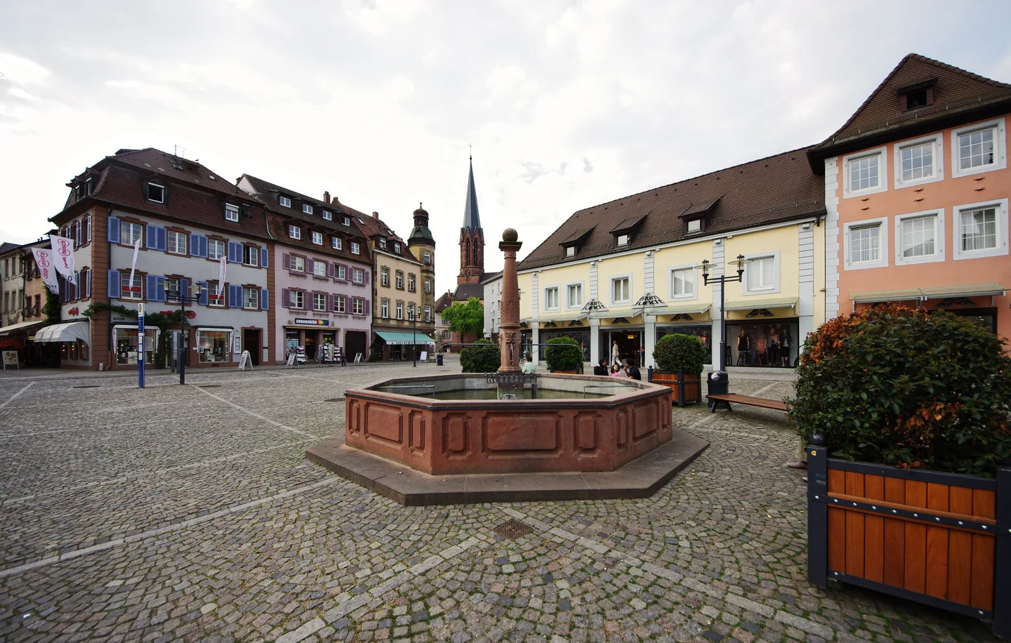 Marktplatz in Emmendingen mit Brunnen und Stadtkirche