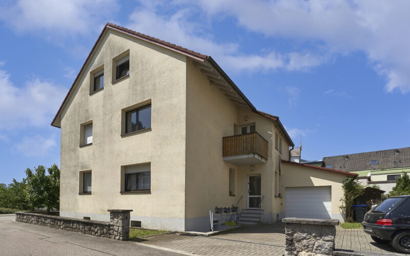 Freistehendes Zweifamilienhaus Mit Garage Und Kleinem Hof In 79261 ...