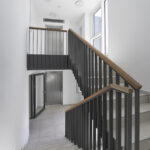 Treppenhaus mit Fahrstuhl