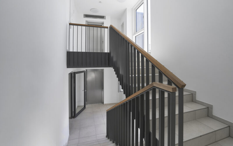 Treppenhaus mit Fahrstuhl